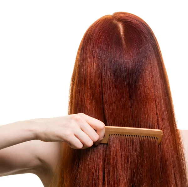 Retrato de uma bela jovem pente cabelo maravilhoso — Fotografia de Stock