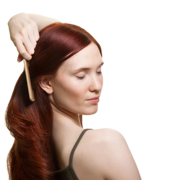 Ritratto di una bella giovane donna pettinare i capelli meravigliosi — Foto Stock