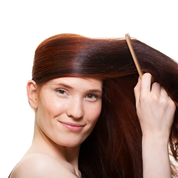 Portret van een mooie jonge vrouw prachtige haren kammen — Stockfoto