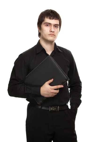 Uomo serio in camicia nera con libro isolato su sfondo bianco — Foto Stock