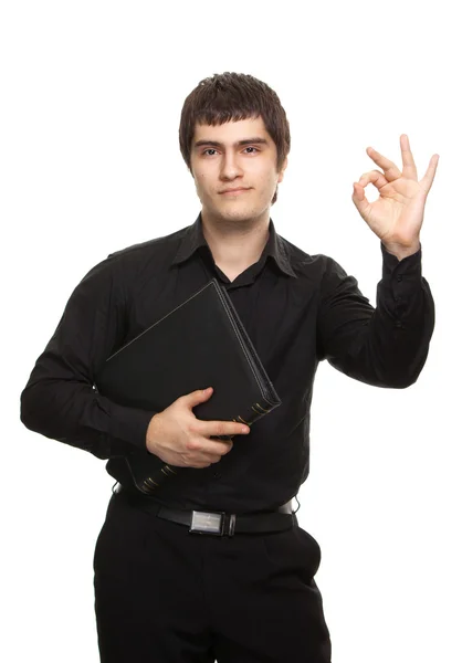 Mann im schwarzen hemd mit buch zeigen ok sign — Stockfoto