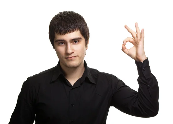 打手势 ok 标志反对 w 黑衬衣的年轻男子的画像 — 图库照片