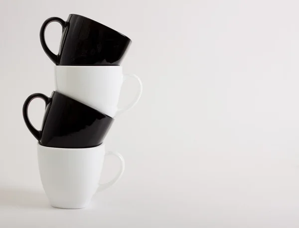 Четыре Кофе кружки дизайн с копипространства — стоковое фото