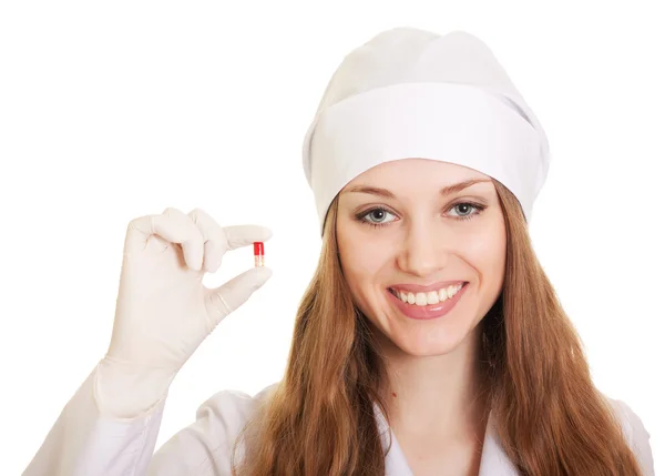 Jonge arts met rode pillen in handen op witte achtergrond — Stockfoto