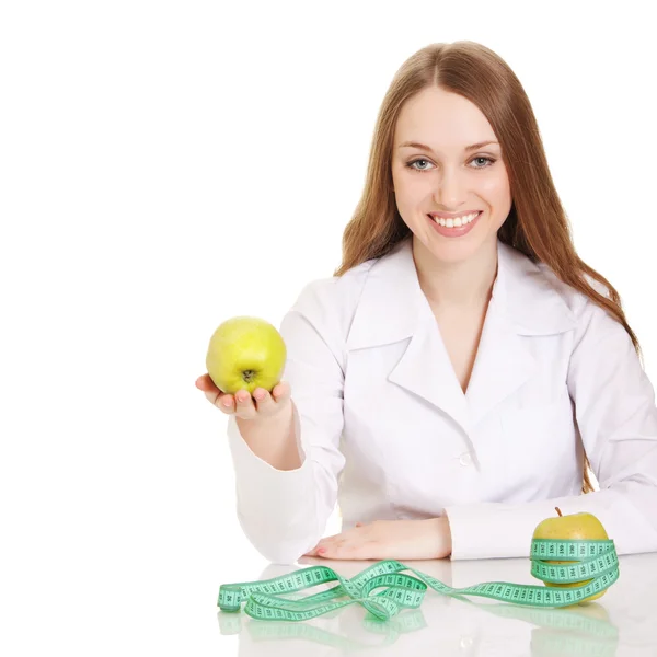 Здоровое питание и образ жизни концепция. женщина-врач с зеленым цветом — стоковое фото