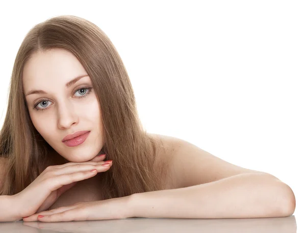 Mujer joven con hermoso pelo largo sobre fondo blanco —  Fotos de Stock