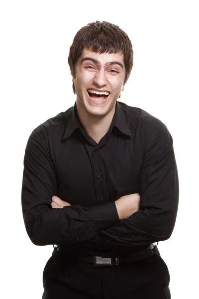 Молодой человек в черной рубашке улыбаясь, изолированные на белом фоне — стоковое фото