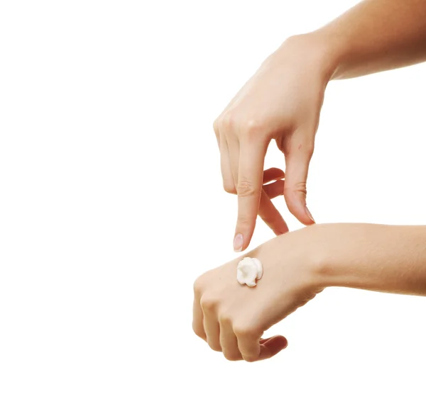 Κορίτσι ομορφιά εφαρμογή κάποια λευκό λοσιόν για το χέρι — Φωτογραφία Αρχείου