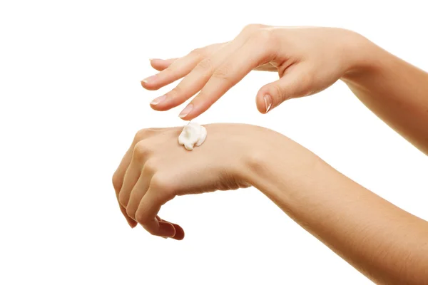Schoonheid meisje toepassing van sommige witte lotion op haar hand — Stockfoto