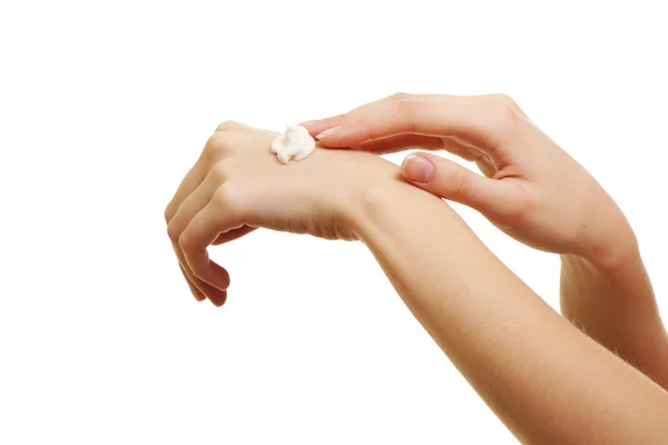 Schoonheid meisje toepassing van sommige witte lotion op haar hand — Stockfoto