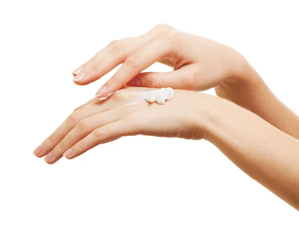 Skönhet flicka tillämpa några vita lotion på hennes hand — Stockfoto