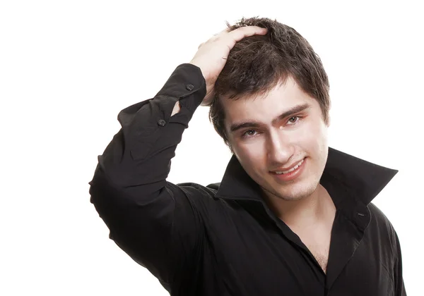 Junger Mann im schwarzen Hemd lächelnd isoliert auf weißem Hintergrund — Stockfoto