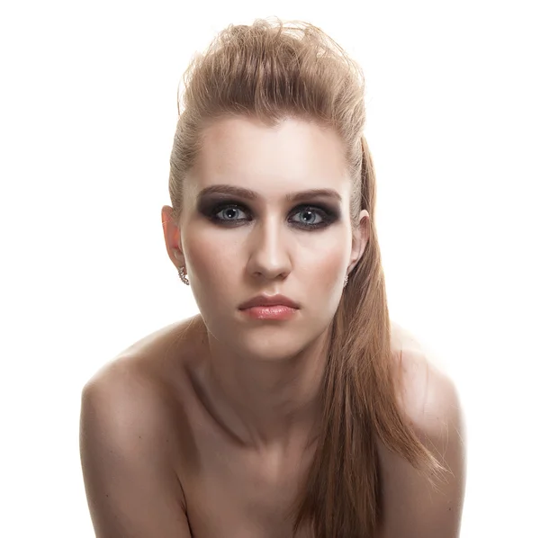 Retrato de uma bela jovem com maquiagem brilhante — Fotografia de Stock