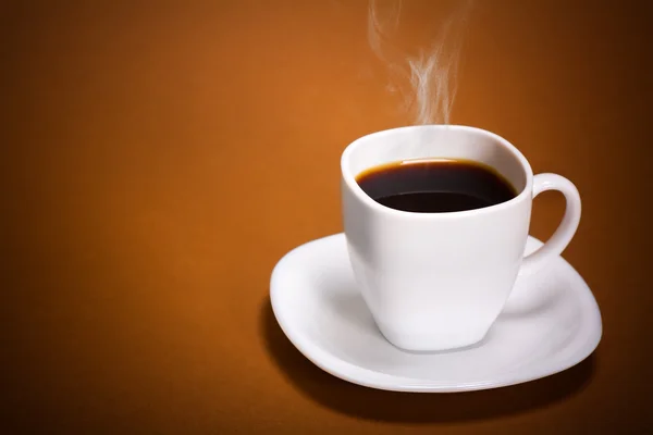 Taza de café blanco sobre fondo marrón — Foto de Stock