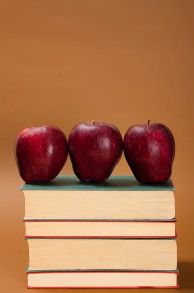 Apfel über Buch — Stockfoto