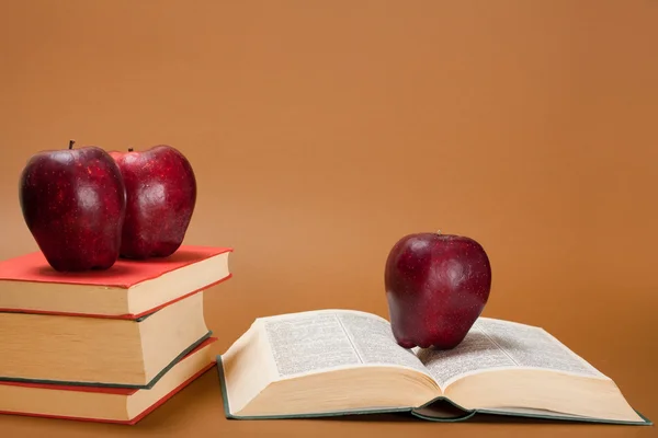 Apfel über Buch — Stockfoto
