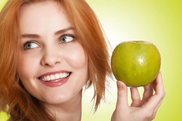 Junge Schönheit Frau mit Apfel auf grünem Hintergrund — Stockfoto