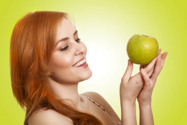 Jovem mulher de beleza com maçã no fundo verde — Fotografia de Stock