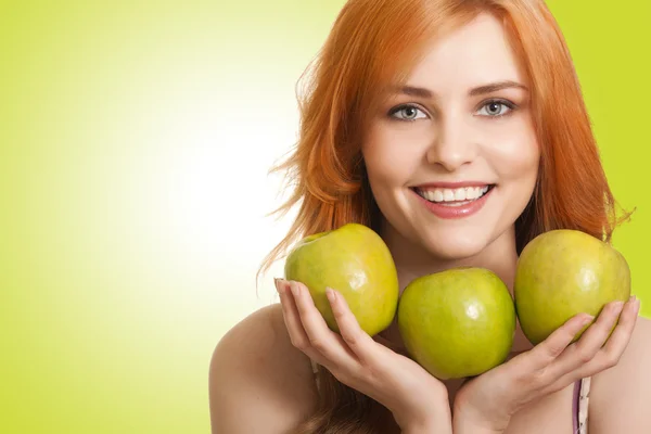 Mujer joven belleza con manzana sobre fondo verde —  Fotos de Stock
