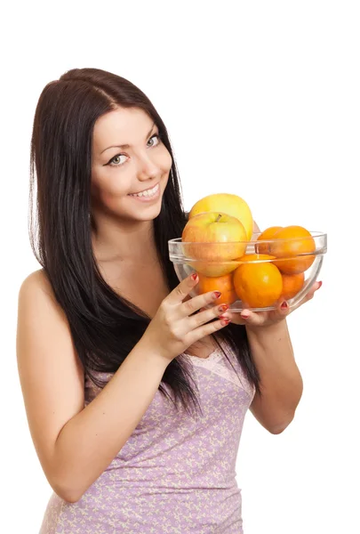 Mulher feliz, segurando um prato com frutas no fundo branco — Fotografia de Stock
