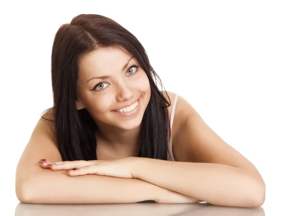 Ung kvinna med vackert leende på vit bakgrund — Stockfoto