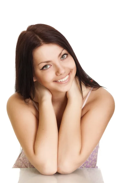 Ung kvinna med vackert leende på vit bakgrund — Stockfoto