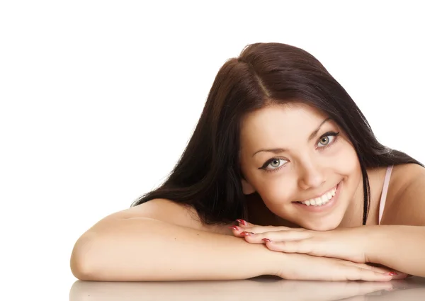 Jonge vrouw met mooie glimlach op witte achtergrond — Stockfoto