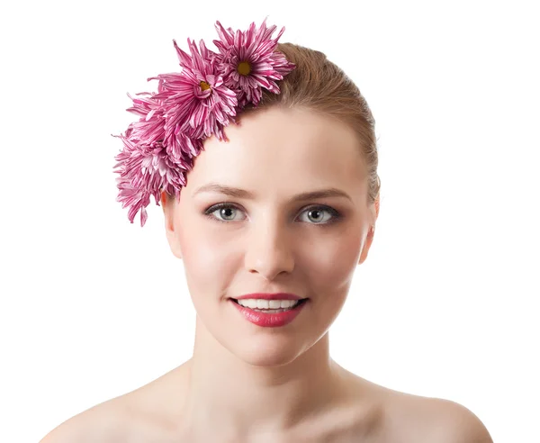 Krása ženy zblízka obličej s květem nad bílým pozadím — Stock fotografie