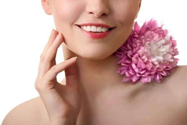 Mulher sorridente e flor rosa — Fotografia de Stock