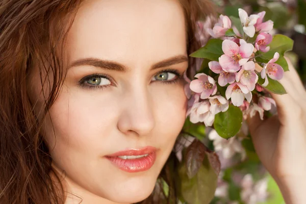 Portrét mladé krásné ženy v jarních květinách — Stock fotografie
