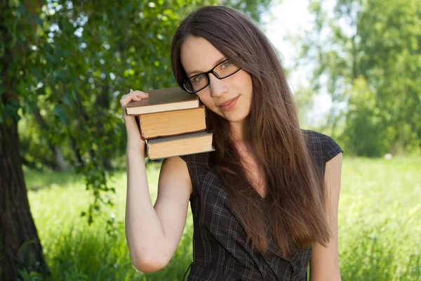 Девушка счастлива молодой студент с книгами в парке — стоковое фото