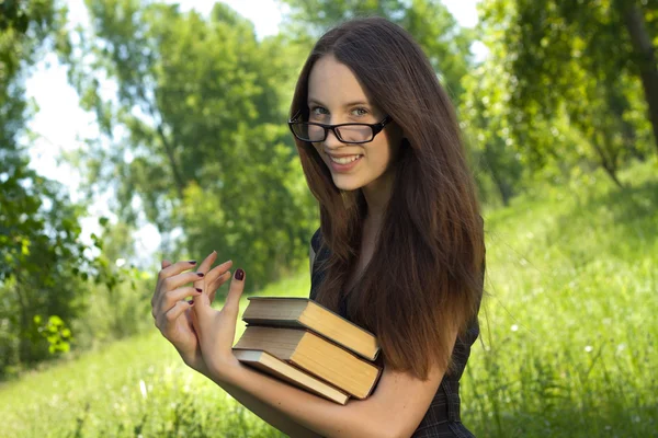 快乐的年轻学生女孩与公园里的书 — 图库照片