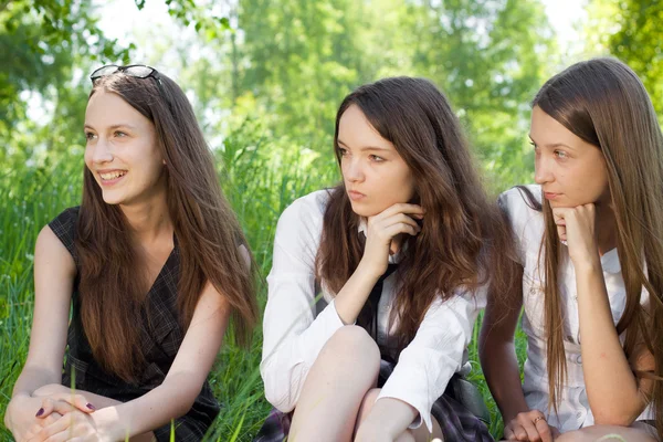 Sorriso bonito três aluna no parque — Fotografia de Stock