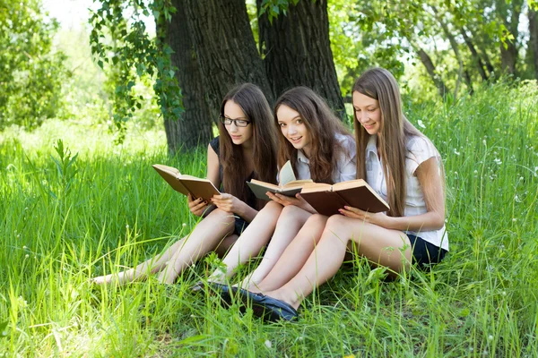 Tre elever läsa böcker tillsammans utomhus — Stockfoto