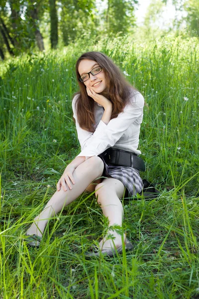 Vacker student tjej i parken — Stockfoto