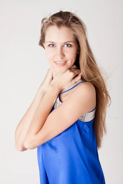 Portré egy gyönyörű, kék ruhás fiatal nőről — Stock Fotó