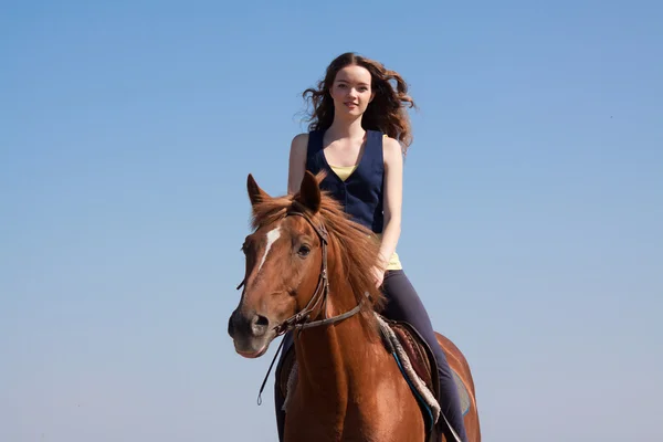 Jonge cowgirl op bruin paard — Stockfoto