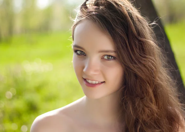 Linda adolescente menina retrato ao ar livre — Fotografia de Stock