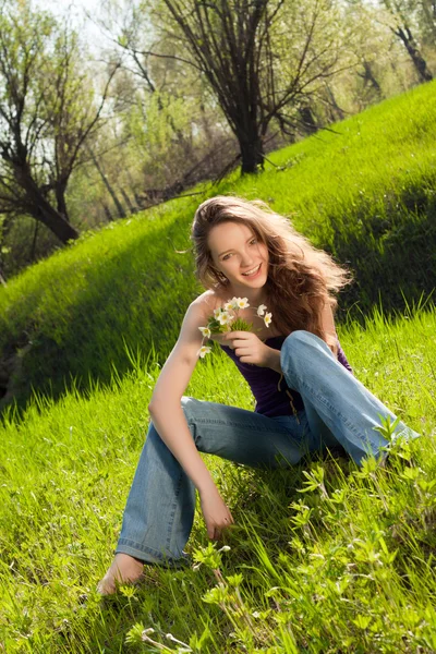 雪花莲花束在森林里的漂亮女孩 — 图库照片
