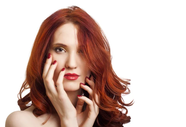 Porträt einer schönen jungen Frau mit hellem Make-up — Stockfoto