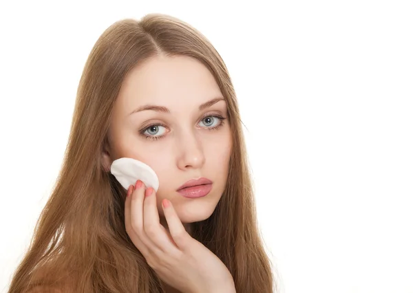 Mulher se preocupar com a sua pele fresca e saudável de rosto com algodão sw — Fotografia de Stock