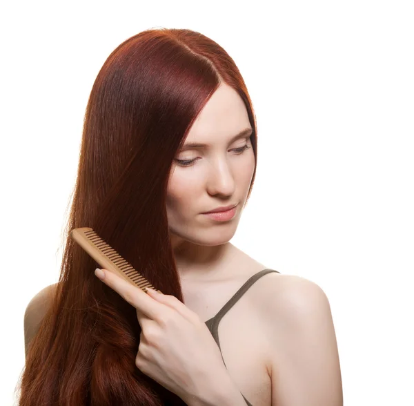 Retrato de uma bela jovem pente cabelo maravilhoso — Fotografia de Stock