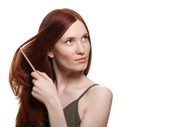 Портрет красивої молодої жінки розчісує чудове волосся — стокове фото