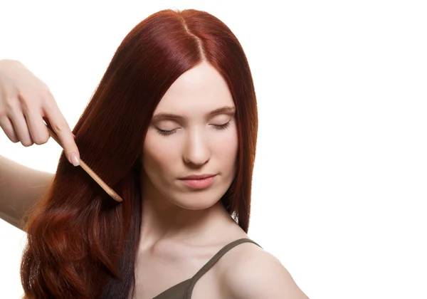 Portrét krásné mladé ženy učešte vlasy skvělý — Stock fotografie