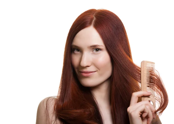 Ritratto di una bella giovane donna pettinare i capelli meravigliosi — Foto Stock