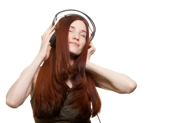 Приваблива усміхнена жінка з навушниками на білому тлі — стокове фото