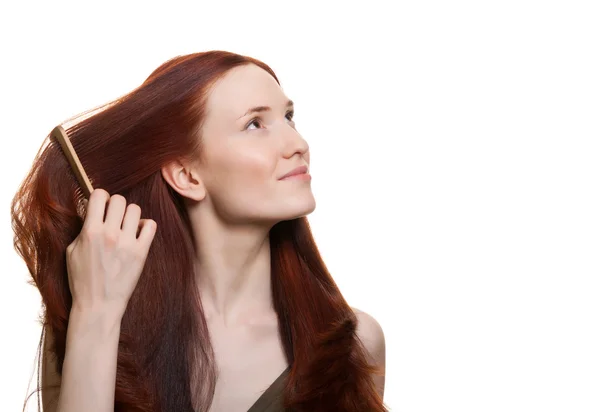 Ritratto di una bella giovane donna pettinare i capelli meravigliosi — Foto Stock