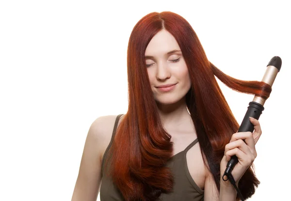 Красивая женщина керлинг длинные волосы изолированы — стоковое фото