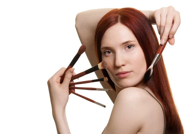 Mujer joven con cepillo para maquillaje — Foto de Stock
