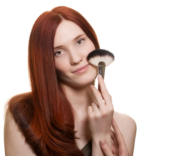Νεαρή γυναίκα με βούρτσα για μακιγιάζ — Φωτογραφία Αρχείου